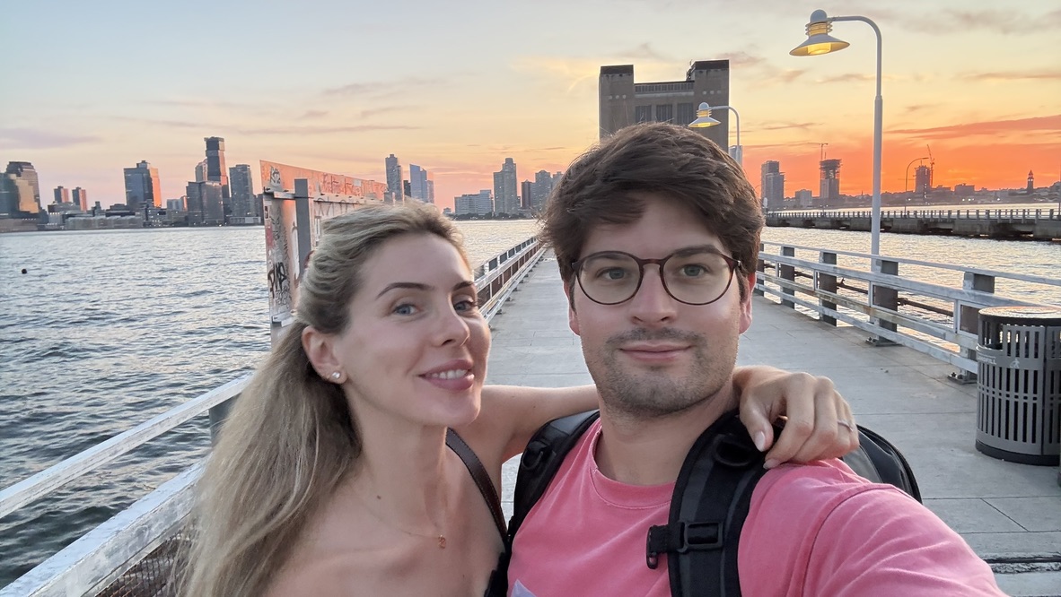 Gemma y Ray en un muelle de Nueva York al atardecer
