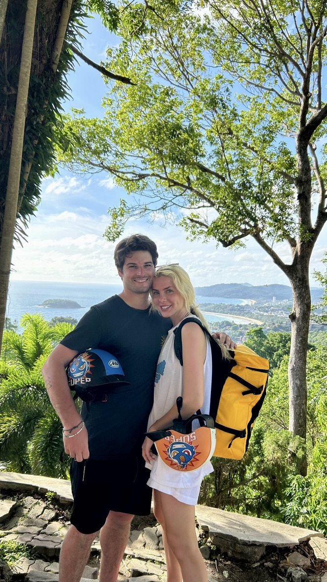 Gemma y Ray abrazados con el mar de fondo