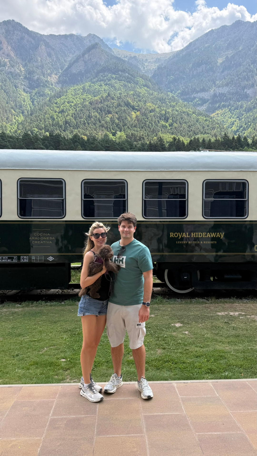 Gemma y Ray con nuestro perro delante de un vagón en el Pirineo